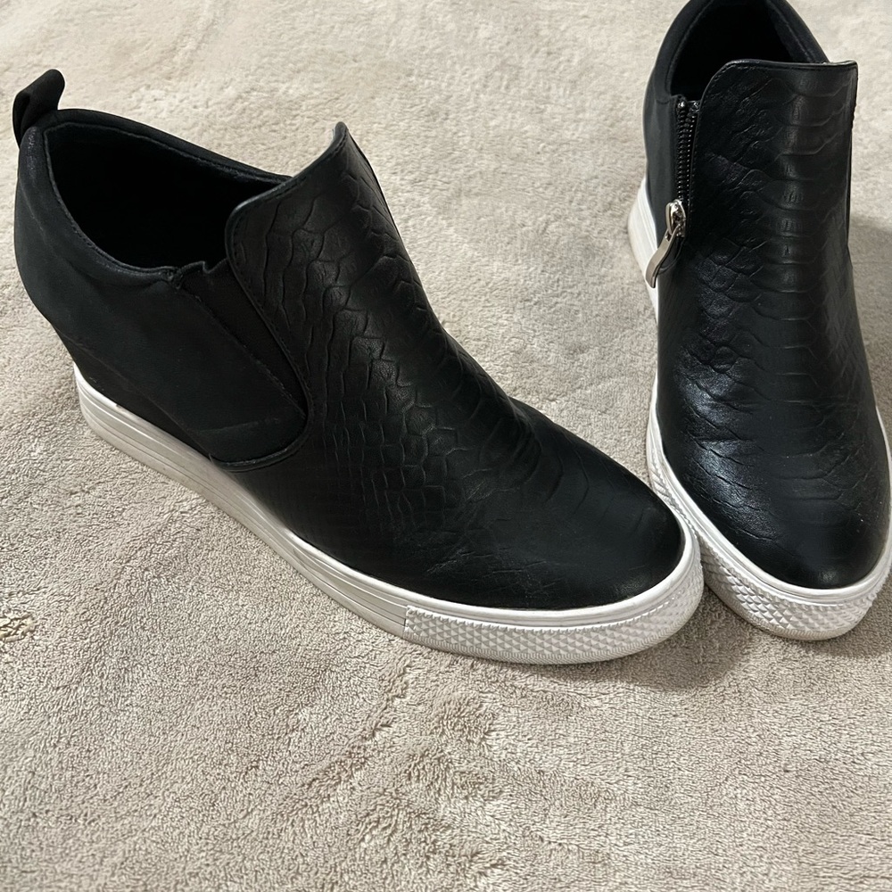 Oil Jolimall black wedge sneakers size 8